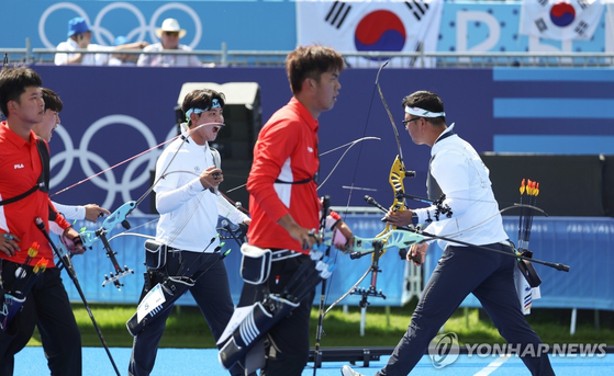 김우진(오른쪽부터), 이우석, 김제덕이 현지 시간 29일 프랑스 파리 레쟁발리드 양궁 경기장에서 열린 2024 파리올림픽 양궁 남자 단체 준결승전 중국과의 경기에서 주먹을 불끈 쥐고 환호하고 있다. 〈사진=연합뉴스〉