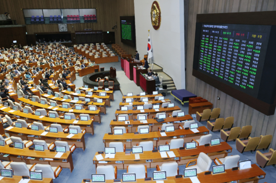 29일 오전 국회 본회의에서 '방송 4법' 중 방송문화진흥회법 일부개정법률안이 통과되고 있다. 〈사진=연합뉴스〉