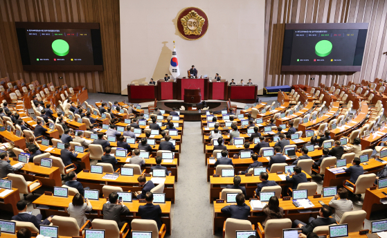 30일 오전 국회 본회의에서 '방송 4법'인 교육방송공사법(EBS법) 개정안이 야당 단독으로 통과되고 있다. 〈사진=연합뉴스〉