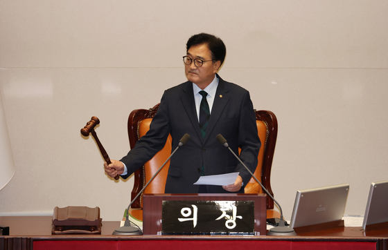 우원식 국회의장이 30일 오전 국회 본회의장에서 산회를 선포하고 있다. 〈사진=연합뉴스〉