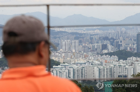 서울 아파트 매매가가 파죽지세로 오르며 5년 10개월여 만에 최대 주간 상승 폭을 나타냈다. 한국부동산원이 25일 발표한 '7월 넷째 주 주간 아파트 가격 동향' 보고서에 따르면 이번 주 서울의 아파트 매매가격은 전주 대비 0.30% 상승하며 18주 연속 상승세를 이어갔다. 사진은 이날 서울 남산에서 바라본 시내 아파트 모습. 〈사진=연합뉴스〉