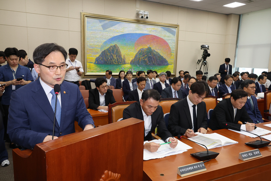 30일 오전 서울 여의도 국회 정무위원회에서 열린 '티몬·위메프 정산 및 환불 지연 사태' 관련 긴급 현안 질의에서 한기정 공정거래위원장(왼쪽 첫 번째)이 업무 보고 하고 있다. 〈사진=연합뉴스〉