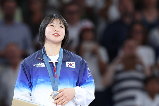 〈YONHAP PHOTO-0654〉 허미미 소중한 은메달   (파리=연합뉴스) 김도훈 기자 = 29일(현지시간) 프랑스 파리 아레나 샹드마르스에서 열린 2024 파리올림픽 유도 여자 57kg급에서 은메달을 딴 허미미가 메달을 만지며 시상대에 올라 있다. 2024.7.30   superdoo82@yna.co.kr/2024-07-30 02:06:08/ 〈저작권자 ⓒ 1980-2024 ㈜연합뉴스. 무단 전재 재배포 금지, AI 학습 및 활용 금지〉