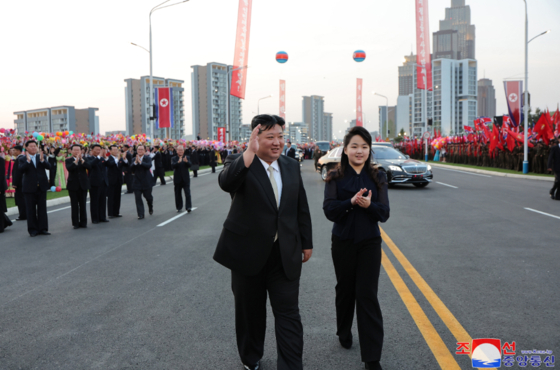 지난 5월 딸 김주애와 평양 전위거리 준공식에 참석한 김정은 북한 국무위원장. 〈사진=조선중앙통신, 연합뉴스〉