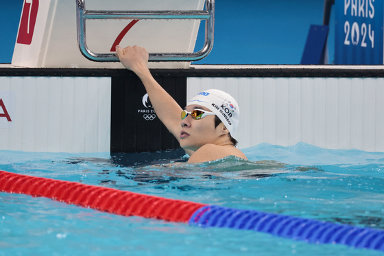 30일 프랑스 파리 라데팡스 아레나에서 열린 2024 파리 올림픽 수영 남자 200m 접영 예선전에서 김민섭이 레이스를 마친 후 기록을 확인하고 있다. 〈사진=연합뉴스〉