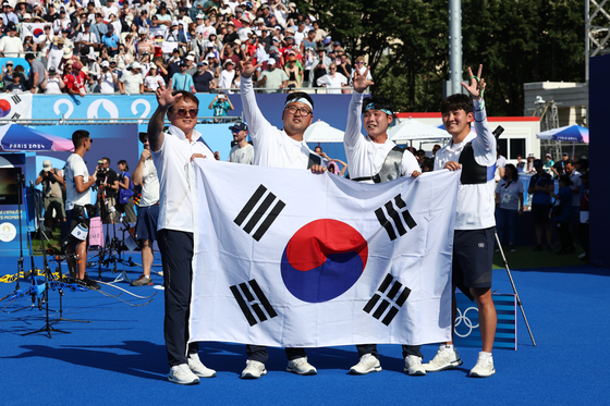 〈YONHAP PHOTO-0167〉 남자 양궁 대표팀, 우리는 3연패   (파리=연합뉴스) 김인철 기자 = 29일(현지시간) 프랑스 파리 레쟁발리드 양궁 경기장에서 열린 2024 파리올림픽 양궁 남자 단체 결승전 한국과 프랑스의 경기.    금메달을 차지한 한국 대표팀 선수들이 태극기를 들고 세리머니를 하고 있다. 2024.7.30   yatoya@yna.co.kr/2024-07-30 00:33:55/ 〈저작권자 ⓒ 1980-2024 ㈜연합뉴스. 무단 전재 재배포 금지, AI 학습 및 활용 금지〉