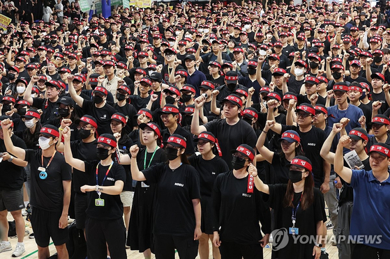 지난 22일 경기도 용인시 삼성전자 기흥캠퍼스 세미콘 스포렉스에서 전국삼성전자노동조합 조합원들이 총파업 승리를 위한 궐기대회를 열었다. 〈사진=연합뉴스〉 