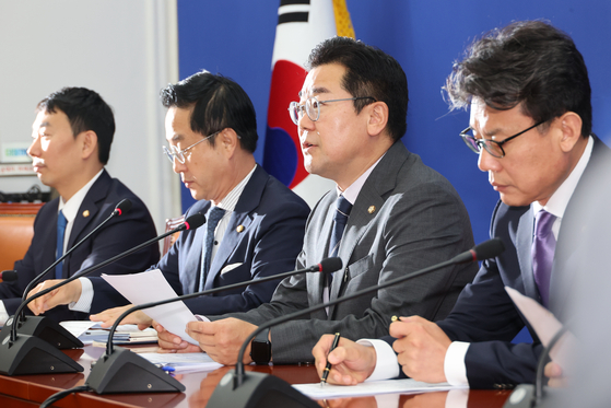 박찬대 더불어민주당 당대표 직무대행 겸 원내대표(왼쪽 세번째)가 1일 오전 서울 여의도 국회에서 열린 정잭조정회의에서 발언하고 있다. 〈사진=연합뉴스〉