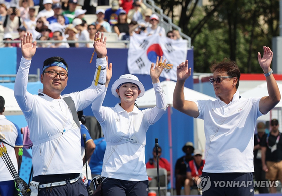 2일(현지 시간) 프랑스 파리 레쟁발리드에서 열린 2024 파리 올림픽 양궁 혼성 단체전 준결승에서 인도를 이긴 후, 한국의 김우진(왼쪽부터), 임시현, 그리고 박성수 감독이 기쁨을 나누고 있다.〈사진=연합뉴스〉