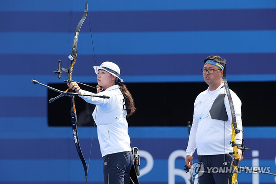 현지 시간 2일 프랑스 파리 레쟁발리드에서 열린 2024 파리올림픽 양궁 혼성 단체전 인도와의 준결승에서 한국 임시현이 과녁을 조준하고 있다. 〈사진=연합뉴스〉 