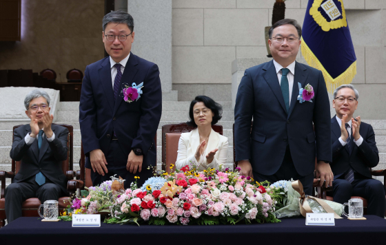 노경필·박영재 신임 대법관 취임식   (서울=연합뉴스) 노경필·박영재 신임 대법관이 2일 서울 서초구 대법원에서 열린 대법관 취임식을 마친 후 참석자들에게 인사하고 있다. 2024.8.2 [사진공동취재단]   photo@yna.co.kr (끝)  〈저작권자(c) 연합뉴스, 무단 전재-재배포, AI 학습 및 활용 금지〉