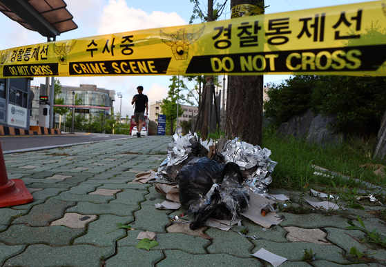 지난달 24일 오후 서울 서대문구 연세대학교 신촌캠퍼스 인근에 떨어진 북한 오물풍선 추정 물체의 내용물. 〈사진=연합뉴스〉 