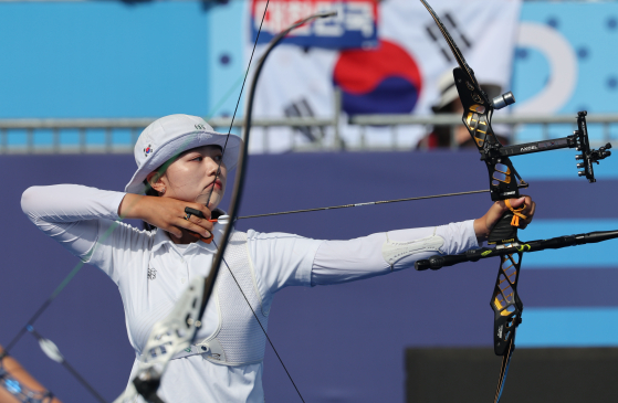 3일(현지시간) 프랑스 파리 레쟁발리드에서 열린 2024 파리올림픽 양궁 여자 개인전 영국 메건 해버스와의 16강에서 한국 임시현이 과녁을 조준하고 있다. 〈사진=연합뉴스〉