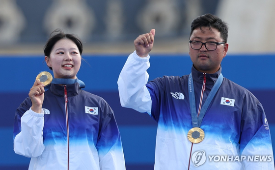 2일(현지 시간) 프랑스 파리 앵발리드에서 열린 2024 파리 올림픽 양궁 혼성 단체전 시상식에서 금메달을 획득한 한국의 임시현과 김우진이 기념 촬영을 하고 있다. 〈사진=연합뉴스〉