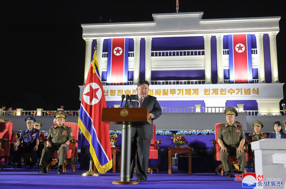 김정은 북한 국무위원장이 딸 주애와 함께 지난 4일 신형 전술탄도미사일무기체계 인계인수 기념식에 참석해 연설을 했다고 조선중앙통신이 5일 보도했다. 주애가 맨 오른편에 앉아 있다. 〈사진=조선중앙통신〉