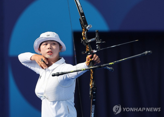  3일(현지시간) 프랑스 파리 레쟁발리드에서 열린 2024 파리올림픽 양궁 여자 개인전 영국 메건 해버스와의 16강에서 한국 임시현이 과녁을 조준하고 있다. 〈사진=연합뉴스〉