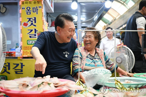 여름휴가 중인 윤석열 대통령이 5일 경남 통영시 통영중앙시장을 찾아 상인들과 이야기를 나누고 있다. 〈사진=대통령실, 연합뉴스〉 