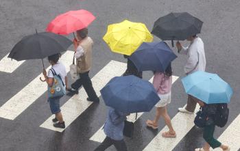 '우산 챙기세요' 전국 곳곳에 소나기…낮 최고 30~35도