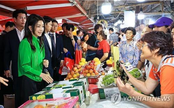 사진은 지난해 9월 윤석열 대통령 부인 김건희 여사가 부산 기장시장을 찾아 상인들과 대화하는 모습. 〈사진=대통령실, 연합뉴스〉