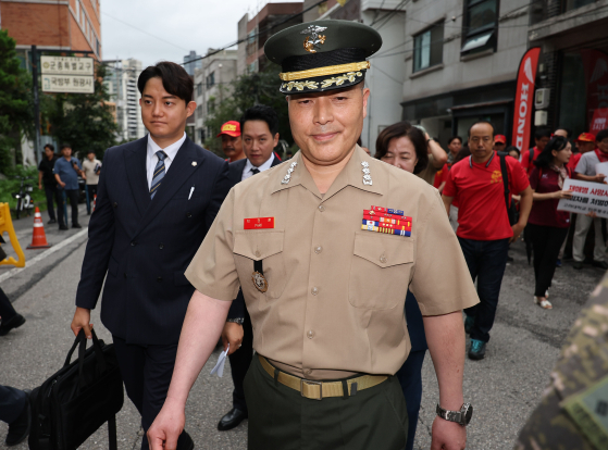 해병대 채모 상병 순직사건 수사 이첩 관련 항명 및 상관명예훼손 혐의로 기소된 박정훈 전 수사단장이 지난달 23일 오전 서울 용산구 중앙지역군사법원에서 열리는 6차 공판에 출석하고 있는 모습. 〈사진=연합뉴스〉