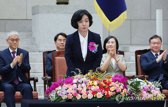 이숙연 신임 대법관이 6일 오후 서울 서초구 대법원에서 열린 대법관 취임식에서 인사하고 있다.