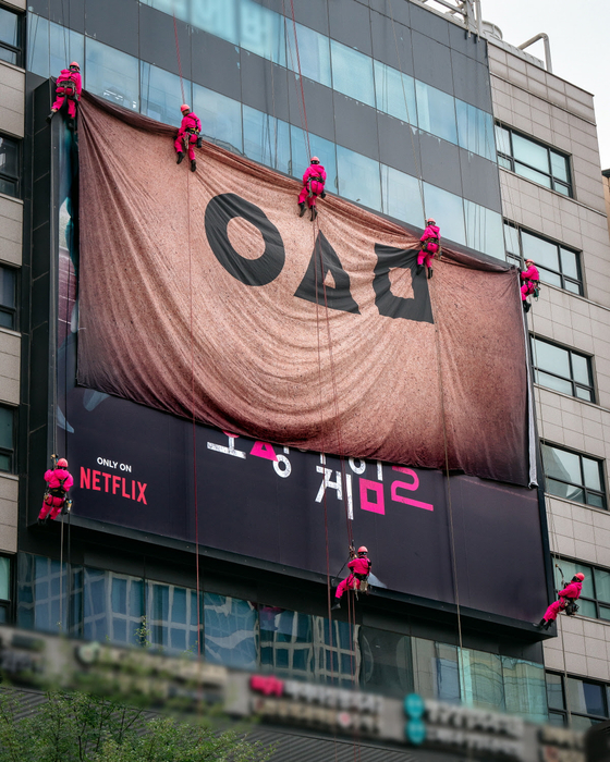 파리, LA, 서울에서 펼쳐진 '오징어 게임' 시즌2 글로벌 퍼포먼스.