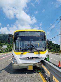 전남 나주서 시내버스가 중앙분리대 들이받아…9명 병원 이송 