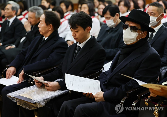 지난 3월 11일 오전 종로구 서울대병원 장례식장에서 진행된 김영삼(YS) 전 대통령의 부인 고 손명순 여사의 환송예배에서 장남 김은철(오른쪽) 씨와 차남 김현철 김영삼대통령기념재단 이사장(오른쪽 세 번째)이 참석했다. 〈 사진=연합뉴스〉