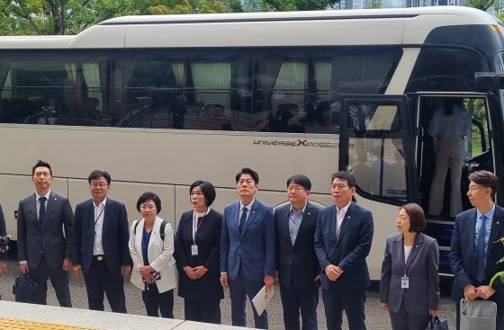 6일 방송통신위원회 도착한 민주당 과방위원들   [사진 연합뉴스]