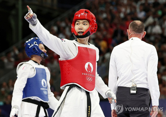 7일(현지시간) 프랑스 파리 그랑팔레 태권도경기장에서 열린 2024 파리올림픽 태권도 남자 58kg급 8강전에서 한국 박태준이 프랑스 시리앙 라베에 승리한 후 기뻐하고 있다. 〈사진=연합뉴스〉 