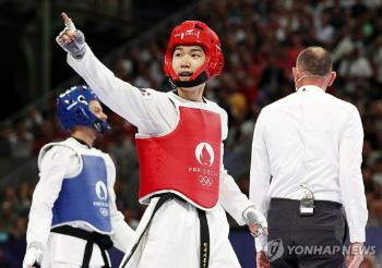 '태권도 첫 주자' 박태준, 준결승 진출…프랑스 기대주 꺾었다