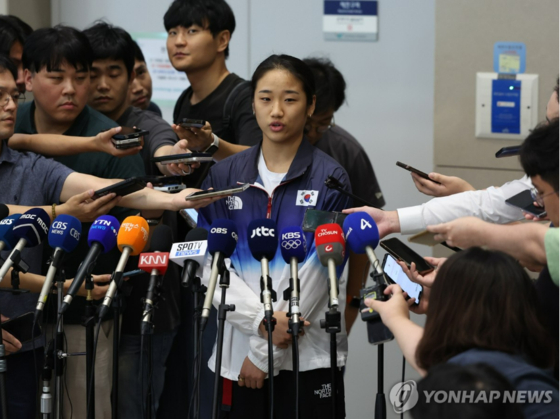 7일 오후 인천국제공항을 통해 귀국한 안세영 선수가 취재진에 입장을 밝히는 모습. 〈사진=연합뉴스〉