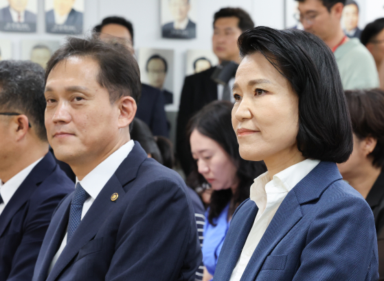 이진숙 방통위원장(오른쪽)과 김태규 현 방통위원장 직무대행 [사진 연합뉴스]