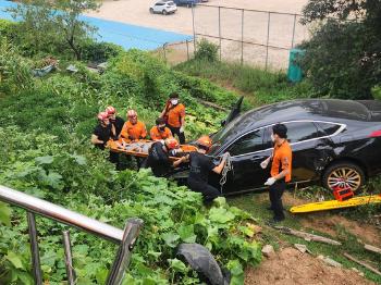 70대 운전자 몰던 승용차 뚫고 2m 아래 추락...2명 부상