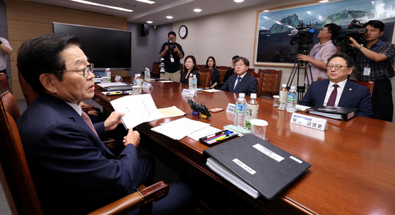 정상명 검찰총장후보추천위원회 위원장이 7일 오후 경기 정부과천청사 법무부에서 윤석열 정부 두 번째 검찰총장 후보군을 압축하기 위한 회의를 주재하고 있다. 〈사진=연합뉴스〉