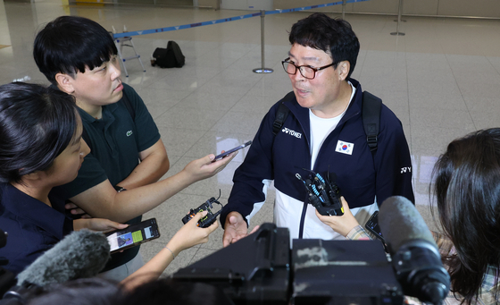 지난 7일 귀국한 김택규 대한배드민턴협회장이 인천공항에서 기자들의 질문에 답하고 있다. 파리올림픽에 동행한 김 회장은 선수단보다 먼저 돌아왔다.〈사진=연합뉴스〉