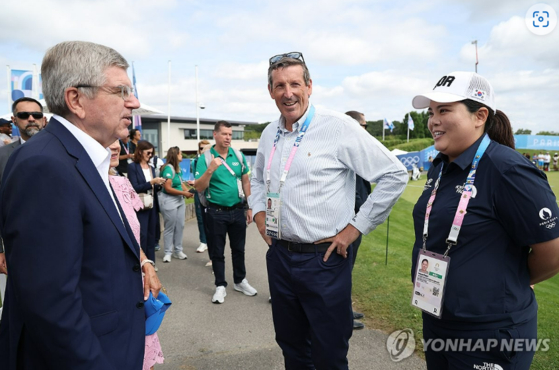 4일 오전(현지시간) 프랑스 파리 르 골프 나쇼날에서 열린 2024 파리올림픽 골프 남자 4라운드 경기를 찾은 토마스 바흐 국제올림픽위원회(IOC) 위원장과 IOC 선수 위원에 출마한 박인비가 만나 인사하고 있다. 〈사진=연합뉴스〉