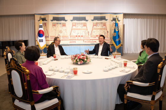 윤석열 대통령과 김건희 여사가 12일 오후 서울 한남동 대통령 관저에서 이명박 전 대통령과 김윤옥 여사, 정진석 대통령 비서실장 부부와 만찬 자리를 갖고 있다. 〈사진=대통령실 제공〉