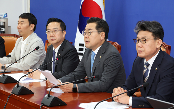 더불어민주당 박찬대 당 대표 직무대행 겸 원내대표(왼쪽 세번째)가 13일 오전 국회에서 열린 정책조정회의에서 발언하고 있다. 〈사진=연합뉴스〉