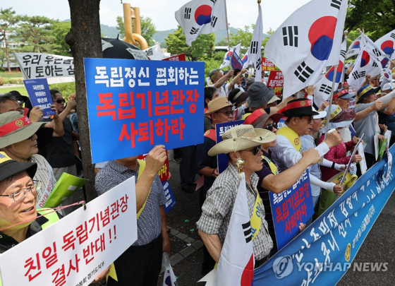 광복회 서울ㆍ경기지부 회원들이 13일 용산 대통령실 인근에서 김형석 독립기념관장 사퇴 촉구 집회를 하고 있다. 〈사진=연합뉴스〉