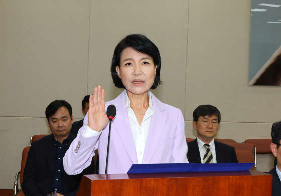 선서하는 이진숙 방송통신위원장   [사진 연합뉴스]