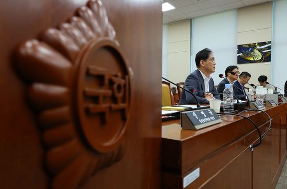 14일 오전 국회에서 열린 과학기술정보방송통신위원회의 '불법적 방송문화진흥회 이사 선임 등 방송장악 관련' 청문회에 참석한 방송통신위원회 김태규 부위원장이 의원 질의에 답하고 있다. 〈사진=연합뉴스〉