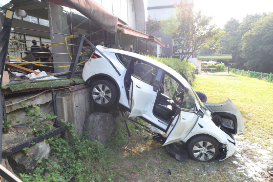 지난 14일 오후 경기 용인시 수지구 고기동 한 카페 건물로 60대가 운전하던 차량이 돌진한 뒤 멈춰 서 있다.   이 사고로 10여명이 다쳐 병원 치료를 받고 있다. 〈사진=연합뉴스〉