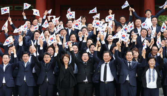 더불어민주당 박찬대 대표 직무대행 겸 원내대표와 의원들이 제79주년 광복절인 15일 오전 서울 효창공원 내에 있는 임정요인·삼의사·백범 김구 선생 묘역을 참배하기에 앞서 만세삼창을 하고 있다. 〈사진=연합뉴스〉