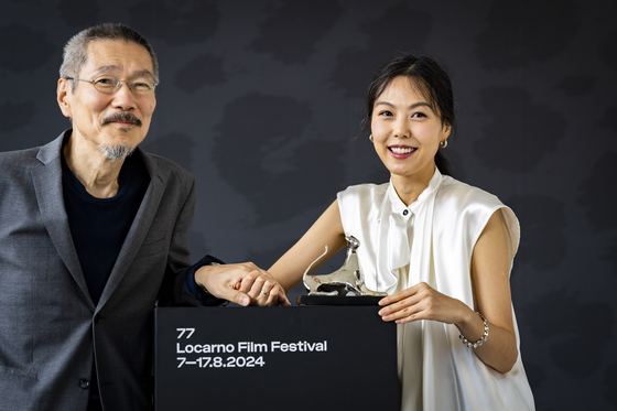 제77회 로카르노영화제(Locarno Film Festival)에서 배우 김민희가 영화 '수유천'으로 최우수연기상에 해당하는 파라도 베스트 퍼포먼스(Pardo for Vest Performance)를 수상한 가운데, 홍상수 감독과 기념 사진을 찍고 있다. 〈사진=EPA·연합뉴스〉