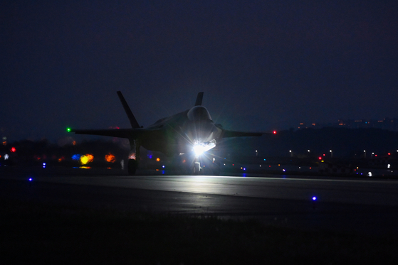 UFS 연습을 앞둔 15일 공군 제17전투비행단 F-35A 전투기가 야간비행훈련을 실시하고 있다. 〈사진=공군〉