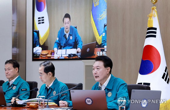 윤석열 대통령이 19일 서울 용산 대통령실 청사에서 열린 을지 및 제36회 국무회의에서 발언하고 있다.