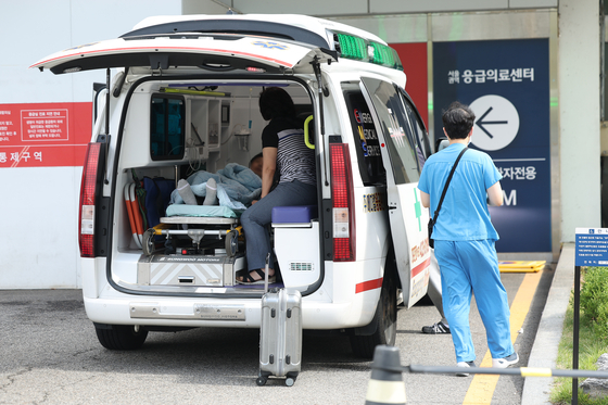 의정갈등이 이어지고 있는 3일 오전 서울 종로구 서울대병원 응급실 인근에서 한 환자가 응급실 진료를 위해 구급차 안에서 기다리고 있다. 〈사진=연합뉴스〉