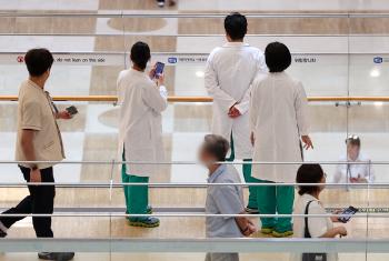 정부, 의대졸업 직후 개원 막는 '진료면허' 도입 검토…의협은 '반발'