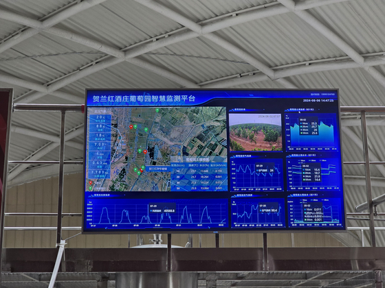 중국 닝샤후이족자치구 인촨시에 위치한 허란훙(賀蘭紅)와이너리에서 양조 시설을 실시간으로 모니터링하는 모습. 사진 이도성 특파원.
